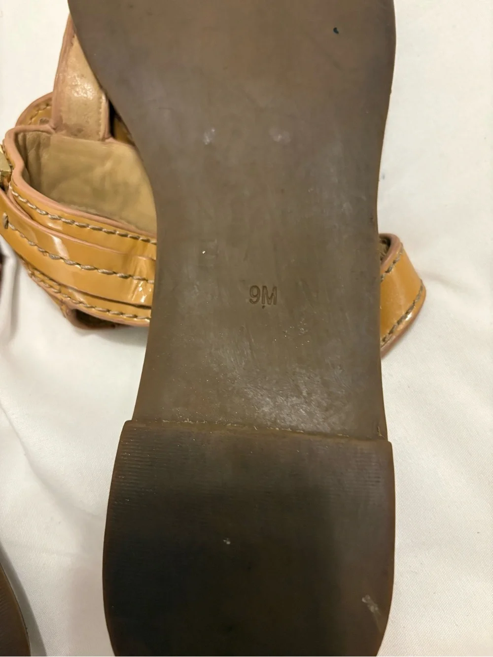 Tory Burch Cassia Women’s Yellow Gold  T Logo Leather Sandals Size 9